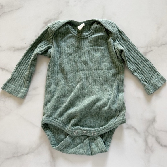 Kate Quinn Long Sleeve Green Bodysuit Onesie Size 6-12 month - Picture 1 of 3